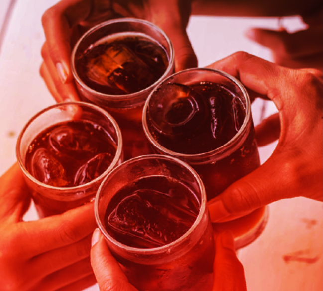Personas brindando con Coca Cola